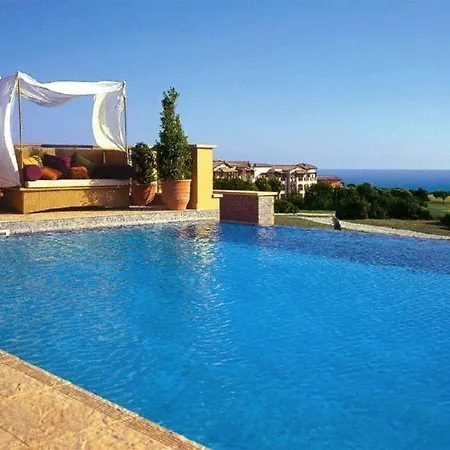 Aphrodite Hills And منتجع